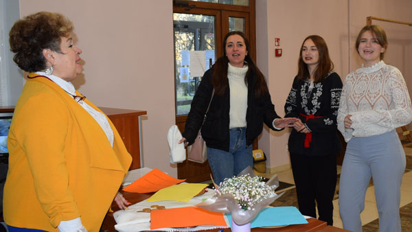 Ранок робочого дня в КВПУШПМ почався весело, з заходу «Цікавинки рідної мови»