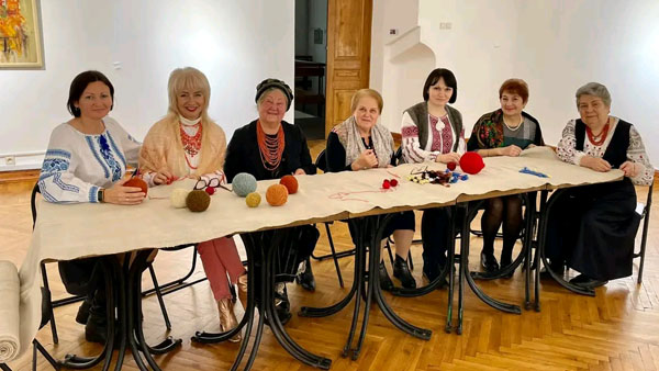 Викладачам надана честь розпочати вишивку рушника «Єдина українська родина»