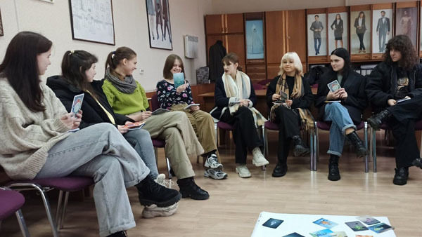 Щоб допомогти підліткам бути в ресурсі, команда проєкту «ПОРУЧ» проводить групи психологічної підтримки