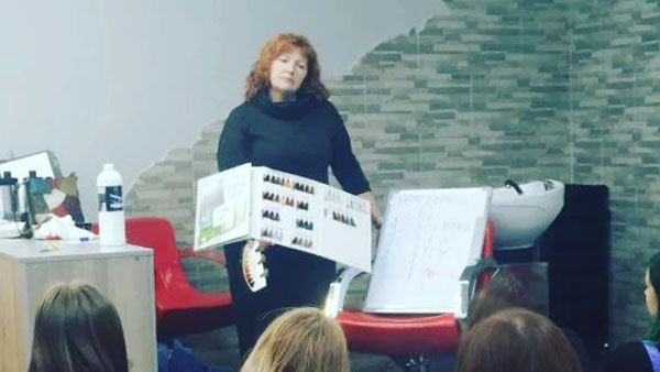 Здобувачі освіти групи 103 разом з технологом Colorstar Оленою Неміровською наполегливо оволодівають навичками боротьби з сивиною