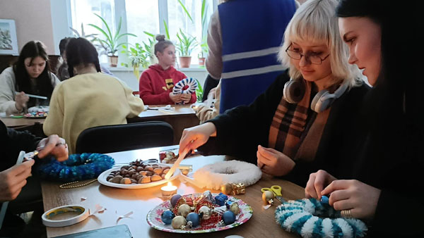 Майстер-клас з виготовлення різдвяних віночків у бібліотеці імені Реріха