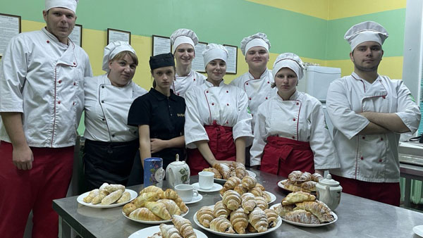 Як готувати круасани? Здобувачі освіти групи №304 на чолі з майстром в/н Тетяною Литвинко вивчали технологічні картки, підбирали інгрідієнти, зробили заготовки