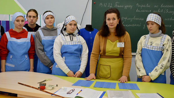 Майстром в/н Світланою Дубровською проведено відкритий урок на тему: "Вправи по виконанню з'єднувальних швів (білизняні)"