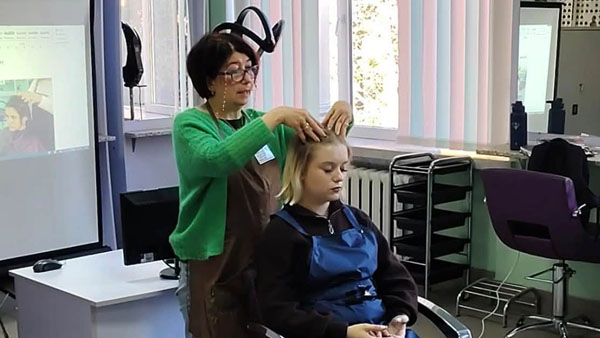 Створення краси попри все: перші уроки виробничого навчання за професією «Перукар(перукар-модельєр)» в КПКМТС!
